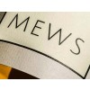 Etiqueta adhesiva de material papel verjurado con la inscripción: MEWS