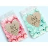Bolsas de plástico con objetos de color rosa y azul claro y 2 etiquetas adhesivas en forma de corazón