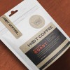 Paquete blanco de café con etiqueta marrón y logotipo