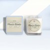 Velas celestes y blancas con etiquetas cuadradas y redondas personalizadas que describen el producto