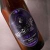 otella de cerveza de vidrio con etiqueta ovalada que describe el contenido con un disgeno de conejo