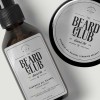 Botella y tarro con etiquetas adhesivas rectangulares y redondas que describen los productos para la barba
