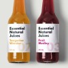Dos botellas de cristal con etiquetas envolventes personalizadas.Una contiene zumo de mandarina y la otra un batido de frutas
