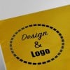 Etiqueta adhesiva redonda en material dorado con las palabras: Diseño y Logotipo