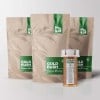 Tres bolsas de papel marrón con etiquetas rectangular verdes y un bote de plástico con etiqueta similar
