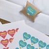 Etiquetas en forma de corazón de color rosa y azul claro con inscripción de feliz cumpleaños