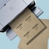 Impresora con salida de una hoja con etiquetas de papel kraft reciclado