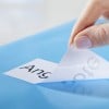 quitar a mano una etiqueta adhesiva blanca removible