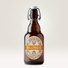 Botella de cerveza de vidrio con etiqueta adhesiva ovalada descriptiva del producto