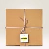 Caja de regalo con lazo y etiqueta cuadrada personalizada de agradecimiento