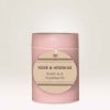 Vela rosa con etiqueta redonda de papel