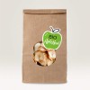 bolsa de papel con manzana deshidratada y etiqueta adhesiva en forma de manzana