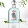 1 botella de vidrio con etiqueta adhesiva en forma de arco que indica el producto. Fondo blanco