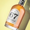 1 botella de vidrio con whisky con etiqueta adhesiva blanca en forma de lazo