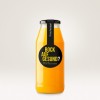 Botella de vidrio con zumo de naranja. Cerrado con tapón y etiqueta con sello.