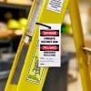 etiqueta de peligro y no utilizar con precaución pegada a una escalera
