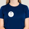 Mujer con camiseta azul oscuro, lleva un identificativo adhesivo redondo con su nombre
