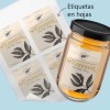 Tarro de miel con etiqueta rectangular personalizada acompañado de una hoja de etiquetas rectangulares personalizadas