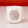 Vela con etiqueta hexagonal personalizada en papel kraft