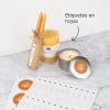 Set de velas artesanales, cada vela lleva etiqueta personalizada. En primer plano, hojas de etiquetas  para velas