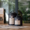 Dos recipientes de té con etiquetas de papel kraft personalizadas y una hoja de etiquetas de papel kraft