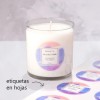 vela con etiqueta redonda personalizada. Al lado, una hoja de etiquetas para velas