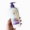 Una mano sostiene un envase de crema con una etiqueta de acabado perlado