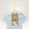 Camiseta con una etiqueta impresa similar a la madera