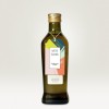 La imagen muestra una botella de aceite de oliva virgen extra, con una etiqueta colorida que indica que es artesanal y hecho en Italia. La botella es de vidrio oscuro y tiene una tapa de plástico dorado.