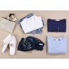La imagen muestra varias prendas de ropa y accesorios, incluyendo blusas, un bolso con patrón geométrico, una bufanda y unas pantuflas blancas.