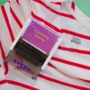 La imagen muestra un sello para ropa de la marca Avery, colocado sobre una camiseta de rayas rojas y blancas. El sello está diseñado para marcar prendas con el texto 'Clothing Stamp'.