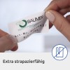 La imagen muestra una tarjeta de identificación que pertenece a Baumer Facility Management, con información de contacto y detalles del producto. La tarjeta resalta ser 'extra strapazierfähig', que indica que es resistente.