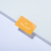 En la imagen hay una tarjeta de color naranja con el texto 'Max Actif' sobre un fondo blanco. Parece una tarjeta de identificación o membresía.