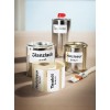 La imagen muestra varios frascos de pintura y productos relacionados. Hay un frasco de Glanzlack blanco, dos frascos de Holzlasur marrón y un recipiente con terpentina. También hay un rodillo con etiquetas claras.