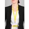 La imagen muestra a una persona con un blazer negro y una camiseta blanca, usando un distintivo de identificación con un cordón amarillo que dice 'EXPO SPORTIVE' y un nombre asociado.