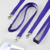 La imagen muestra varios cordones morados con clip, típicamente usados para sujetar identificaciones o etiquetas.