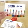 La imagen muestra una tarjeta de presentación de Marcel Linder, que ofrece materiales y suministros artísticos. En la parte superior, hay lápices de colores y en la parte inferior, los detalles de contacto de la empresa.
