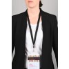 La imagen muestra a una persona vestida con un blazer negro y una camiseta blanca, usando un gafete de identificación que dice 'Alice Poiret' en un evento de seminario sobre edición.
