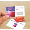 Una tarjeta de presentación con diseño colorido, información de contacto y texto sobre servicios de cosmética natural.