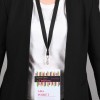 En la imagen se muestra una persona con una chaqueta negra y una camiseta blanca. Lleva un gafete de identificación que dice 'seminaire de l'édition', con el nombre 'Alice POIRET' y parece ser de un evento o seminario.