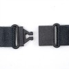 La imagen muestra un broche negro y correas de tela, comúnmente utilizados en accesorios como mochilas o cinturones.