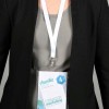 En la imagen se puede ver a una persona que lleva puesta una chaqueta negra y una camiseta gris. Tiene un distintivo colgado que muestra su nombre y otros detalles relacionados con un evento de formación en marketing.