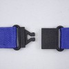 La imagen muestra un cinturón de color azul con un broche negro en el centro, diseñado para sujetar o ajustar elementos.