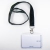 En la imagen hay un cordón negro con un clip y un portatarjetas transparente. Las dimensiones del portatarjetas son 90 mm de ancho y 60 mm de alto.