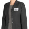 La imagen muestra a una persona con un blazer negro y una etiqueta que dice 'Julia SMITH, Marketing'.