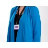 La imagen muestra una persona vestida con una chaqueta azul y un collar con una placa que parece indicar que es un visitante, posiblemente en un evento o lugar de trabajo.