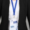La imagen muestra a una persona con un distintivo colgante que dice 'Michèle SAMPLIN', que parece ser de un evento o reunión de grupo industrial.