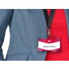 En la imagen se puede ver una parte de una chaqueta azul y un nombre en una etiqueta de identificación que dice Catherin Molton.