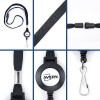 La imagen muestra un conjunto de diferentes ángulos de un lanyard negro con un sujetador y un clip, con el logo de Avery.