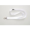 La imagen muestra un cordón blanco con un clip en un extremo, usado comúnmente para sujetar objetos como identificaciones o llaves.